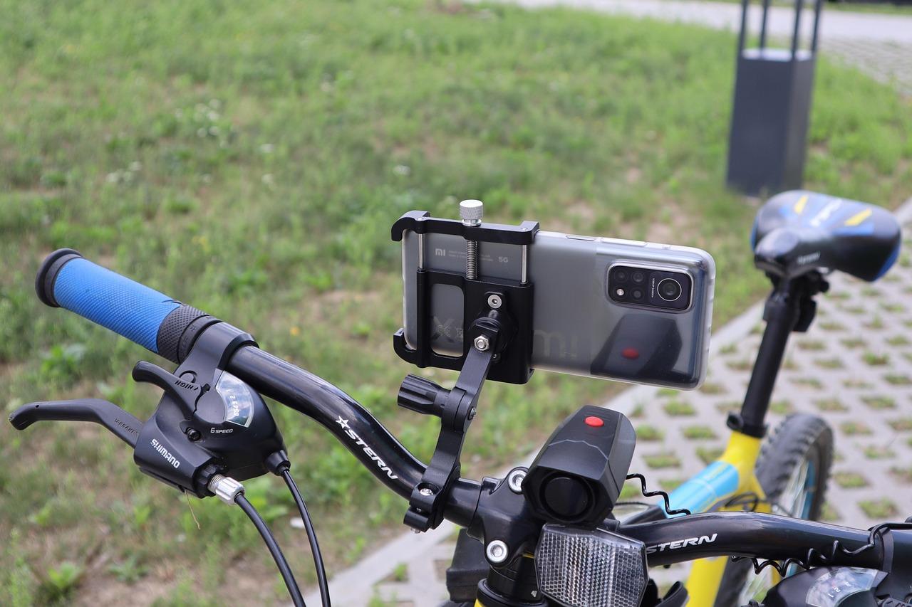 Smartphone Mounts and Navigation Systems for the ‌Modern Rider